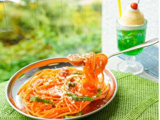 パスタが持ち上がってる!重力無視の摩訶不思議なあの「持ち上げナポリタン」作りが体験できます。お好きな色で作るクリームソーダとセットのお得で楽しい体験です。