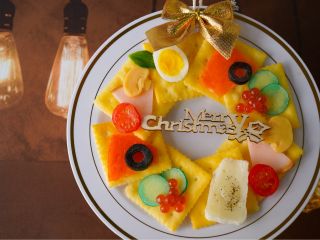 【冬の限定講座】クラッカーの着色、トッピングの着色、盛り付けなど、ワクワクする工程がいっぱいです。親子やカップルで1つのリースを一緒に作るのも楽しいです!