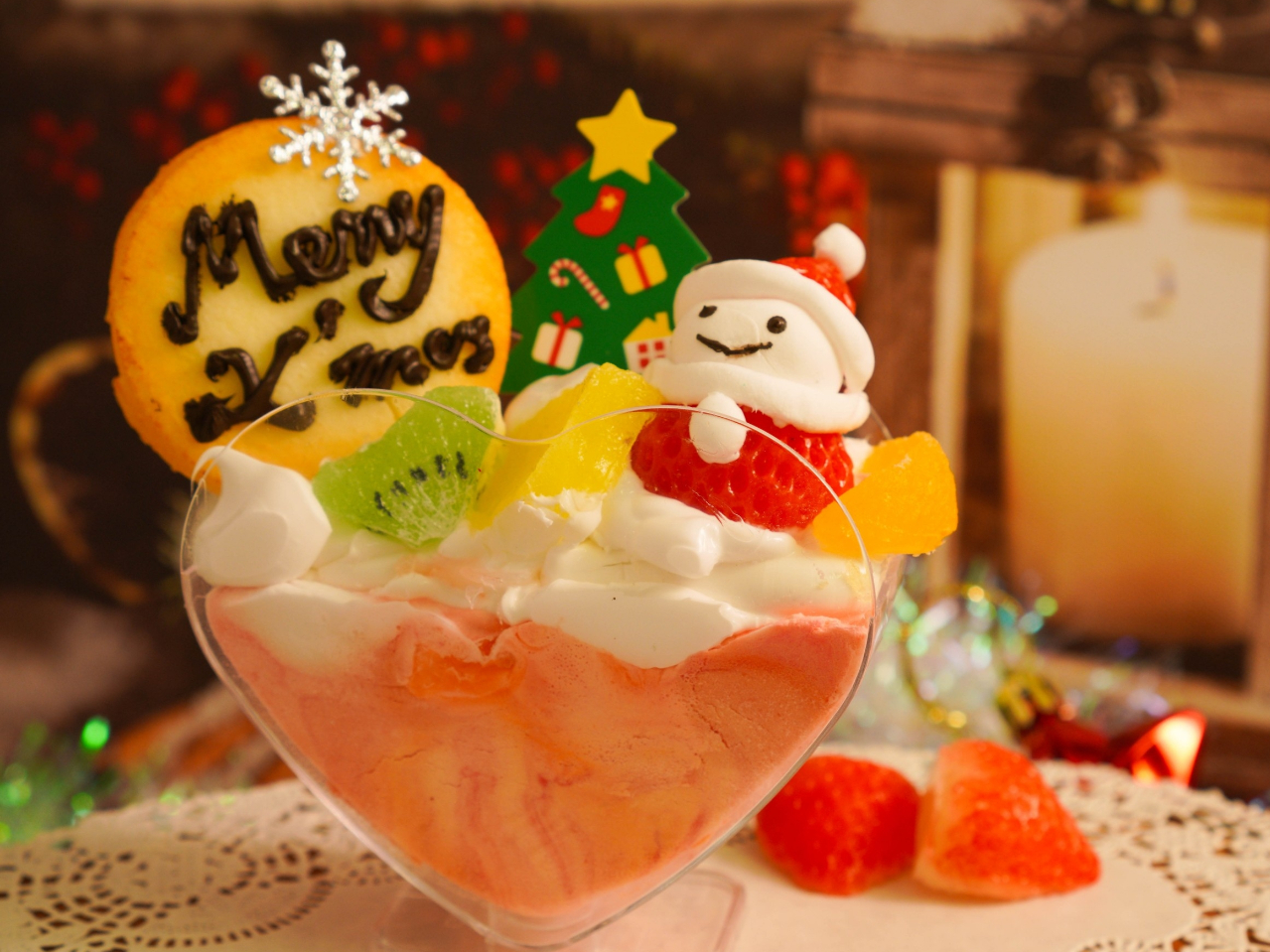 【サンタさんのパフェ】樹脂でクッキー作り、パフェの中身は好きな色で作れます。イチゴのサンタさんをちょこんと乗せて、可愛いパフェを作りましょう。