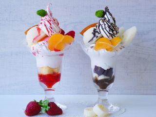 【体験メニュー】本格パフェ 樹脂を使ってのパーツ作り、着色、盛り付けと楽しい工程がいっぱいで、本当にパフェをつくっているような楽しい体験ができますよ♪