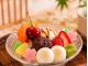 まんまるバニラアイスをのせたタイプ。白玉やフルーツ、抹茶餅を彩りよく盛り付けて仕上げます♪