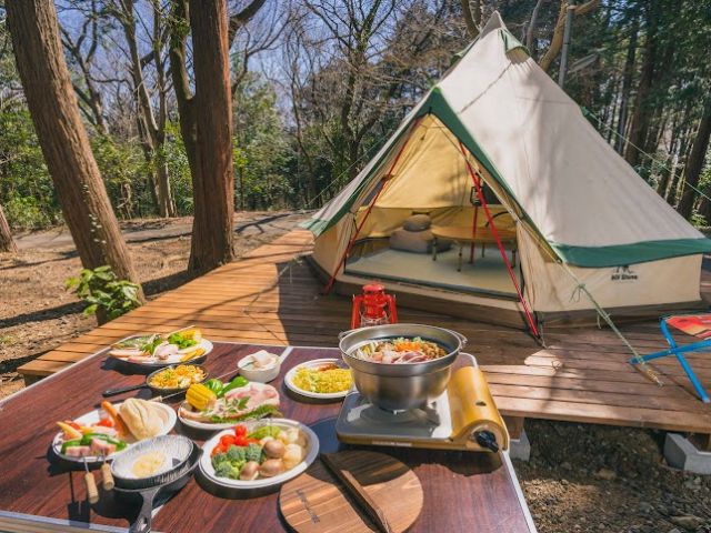 ウッドデッキ上のテントはインスタ映えバツグンです。また東京とは思えない大自然です!
