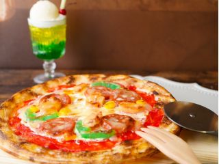 ホールピザとクリームソーダセット