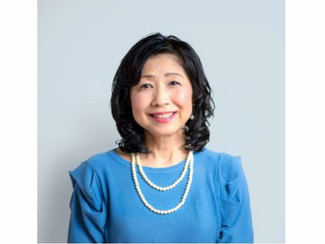 ★診断後★ 艶やかな質感の肌、今までよりワントーン明るめのアイブローは長さを足してエレガントなアーチ眉にすることでより若々しく上品でフェミニンな雰囲気に。