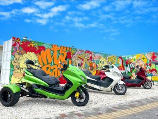 トライクと当店の壁画