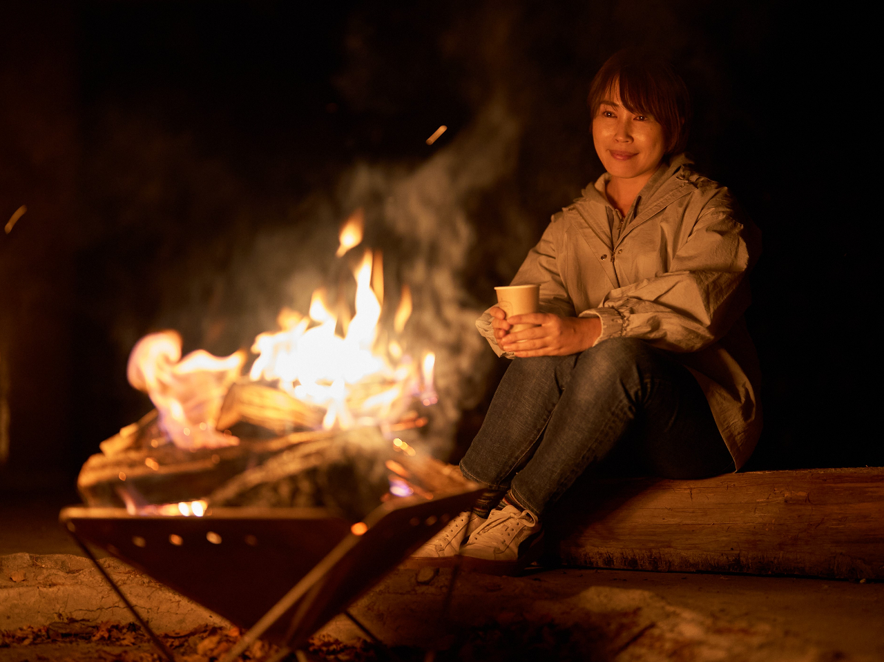 焚火を眺めながら、ゆったりドリンクを飲む時間をお楽しみください