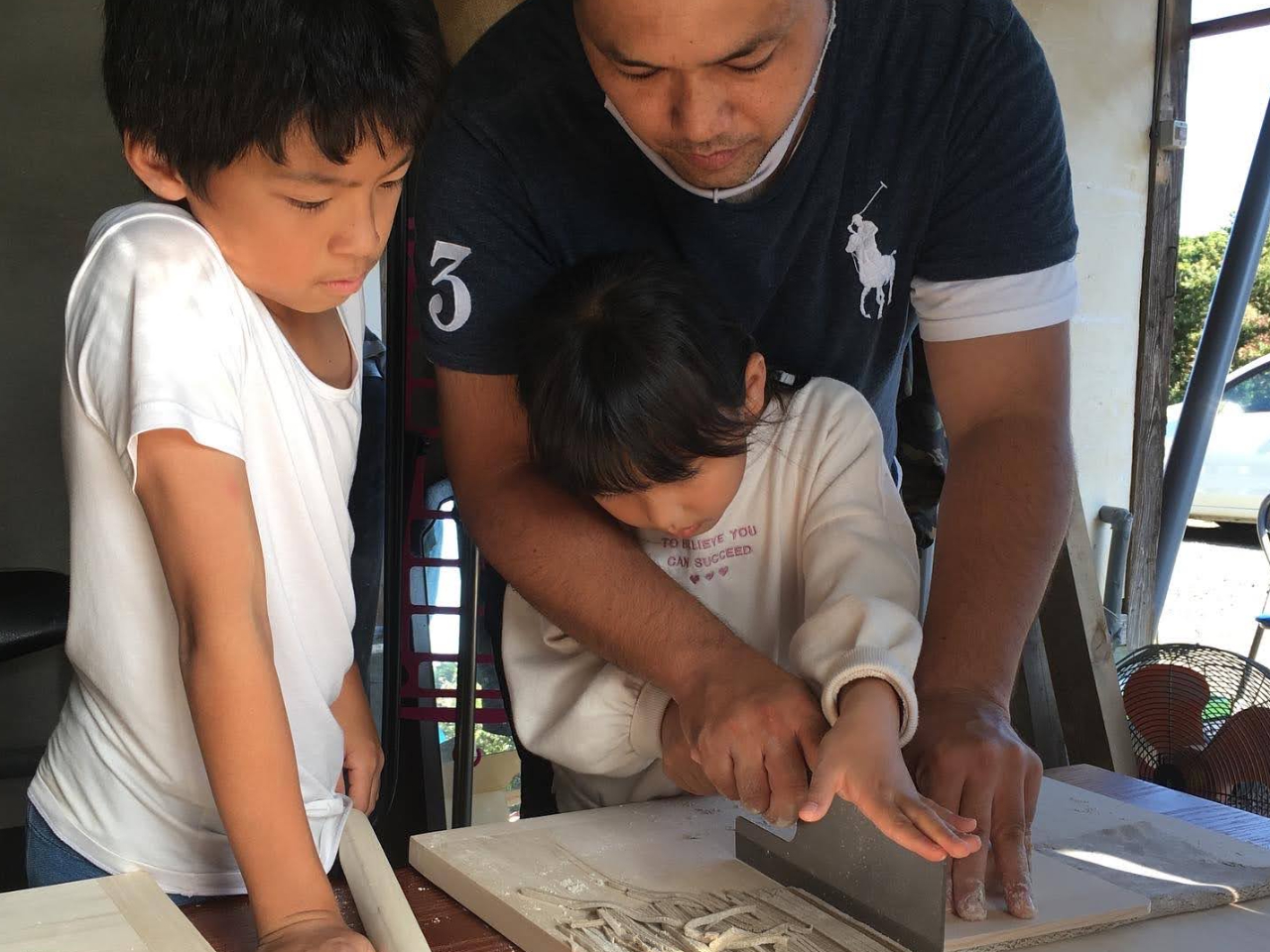 eqŋł̌ɗĂ܂BwZwN̂q́AƈꏏɊ撣܂B