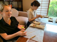 海外からお客様にも楽しんで頂けるように英語でレクチャーさせて頂いております。