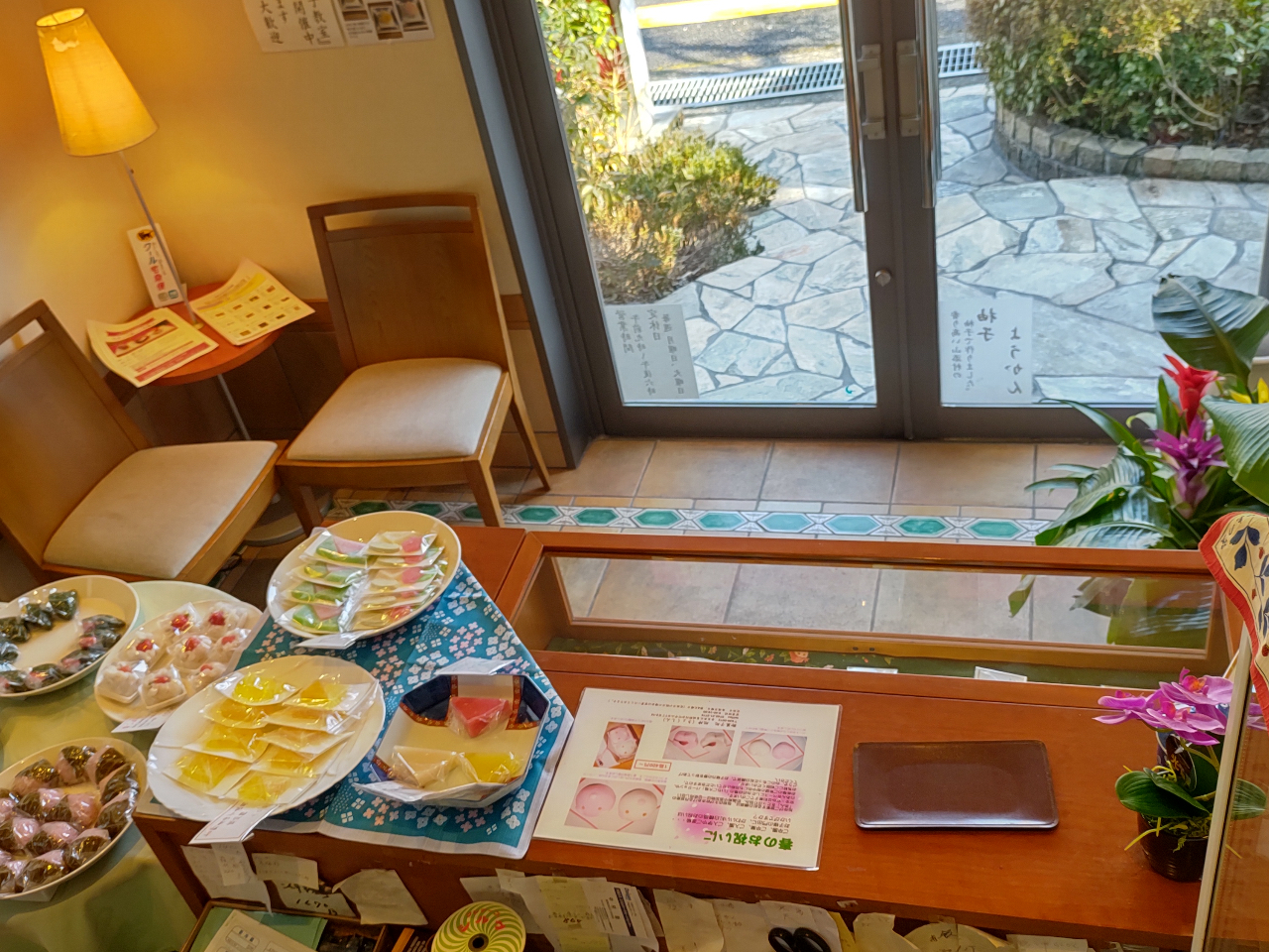 無添加で安心の和菓子を製造販売をさせて頂いております。