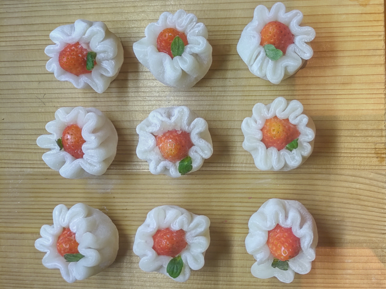 平成7年の開店以来の期間限定の販売をさせて頂いておりますW姫いちご"です。奈良のお土産にいかがでしょうか?おひとつ250円です。春限定商品です。