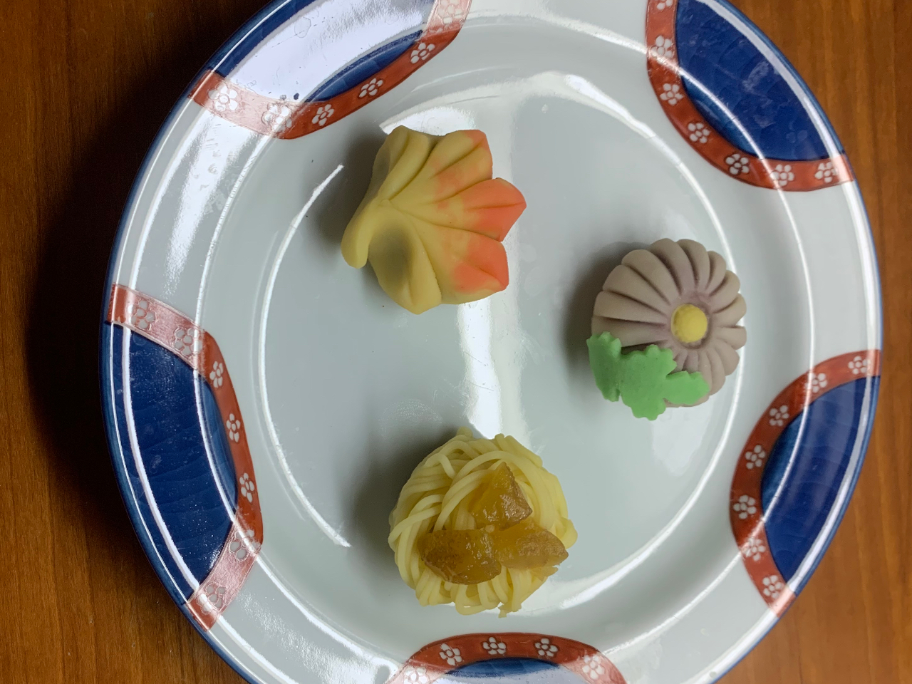 2025年11月25日まで期間限定です。紅葉狩り野菊、和風モンブランの3種類です。