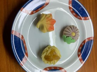 2025年11月25日まで期間限定です。紅葉狩り野菊、和風モンブランの3種類です。