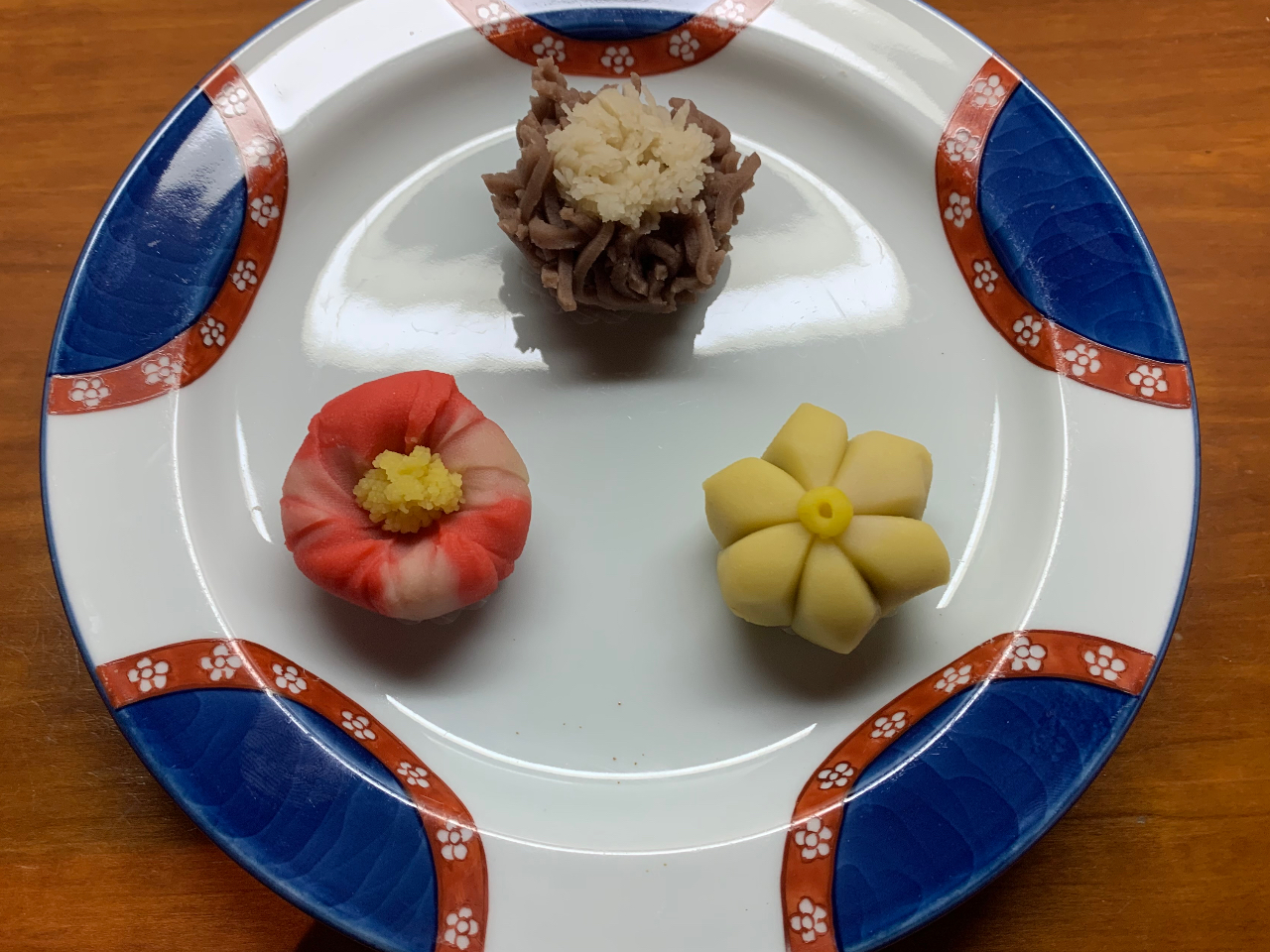 2025年12月25日まで期間限定です。芝の雪、山茶花、水仙の3種類です。