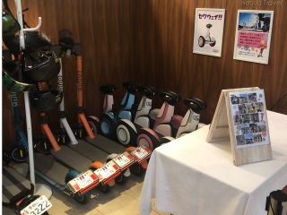 店舗は、ホテルエピナール那須敷地内です。フロント横のブースにございます。受付はインフォメーションにお伝えいただくか、または芝生広場にお越し下さい。