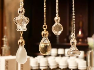 ボトルに詰めた香水たち。そっとあなたを守ります。