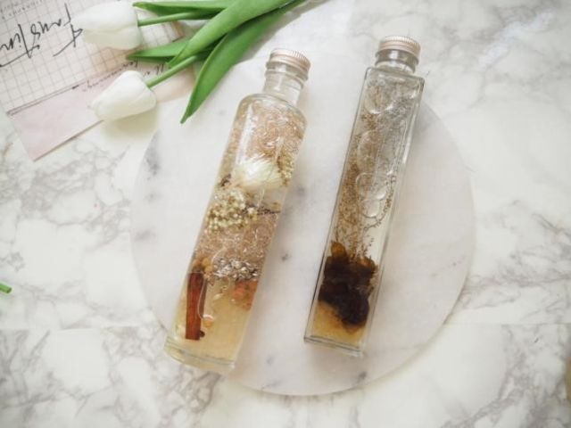 ハーバリウム作品例です。予めこちらでご用意させていただいたボトル1本にお好きな花材でお作りいただけます。