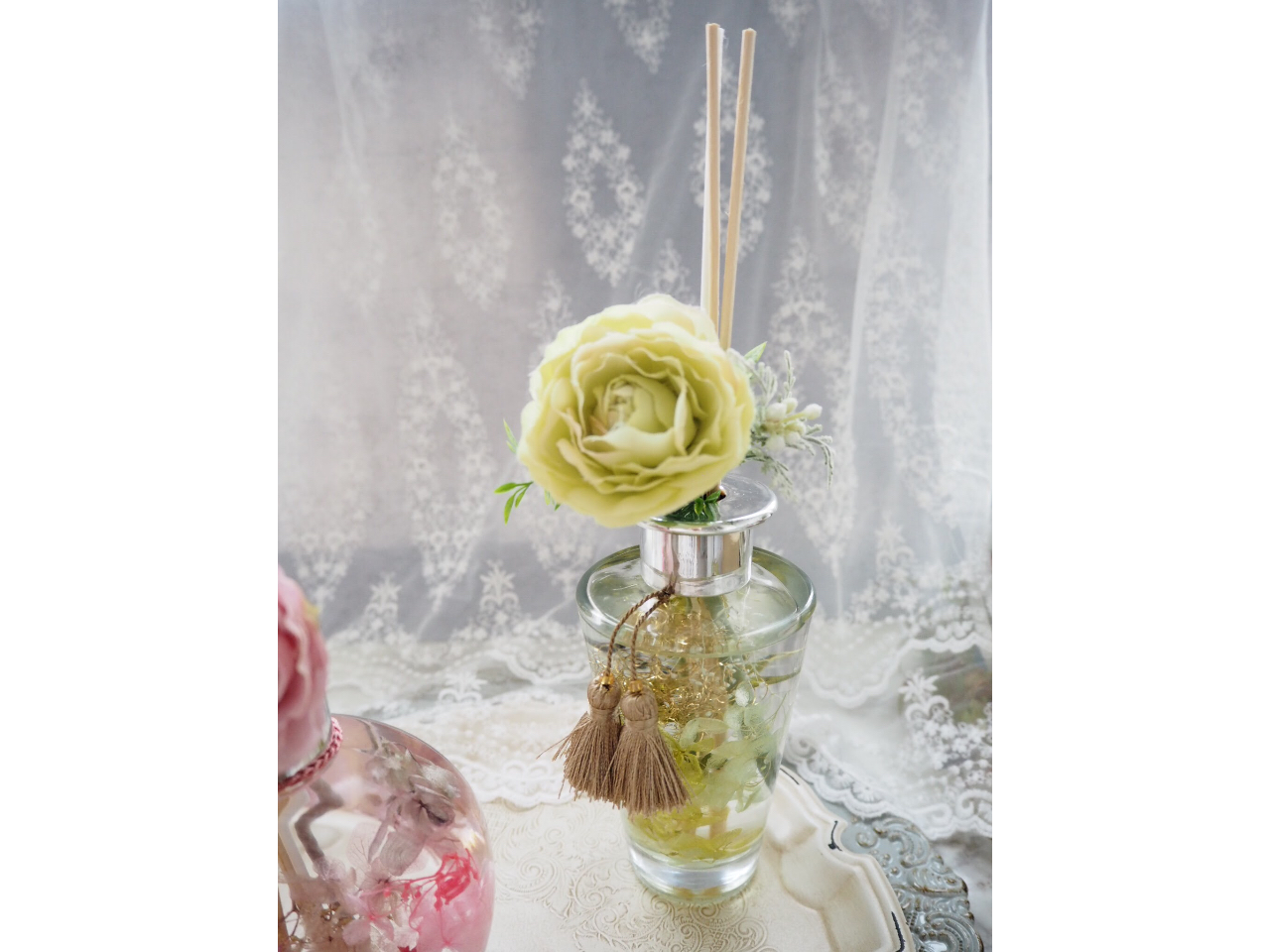 ローレンスディフューザーの作品例です。予めこちらでご用意させていただいたボトル1本にお好きな花材と香りでお作りいただけます。