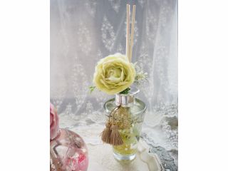 ローレンスディフューザーの作品例です。予めこちらでご用意させていただいたボトル1本にお好きな花材と香りでお作りいただけます。