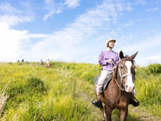阿蘇の大草原の中を、引き馬ではなく、自らが操る馬で駆け抜ける。インストラクターが丁寧に教えるので、初心者の方でも安心。