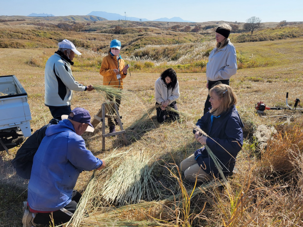 草原を守ってきた方から、茅を使ったしめ縄作りなどを学ぶことも出来ます。