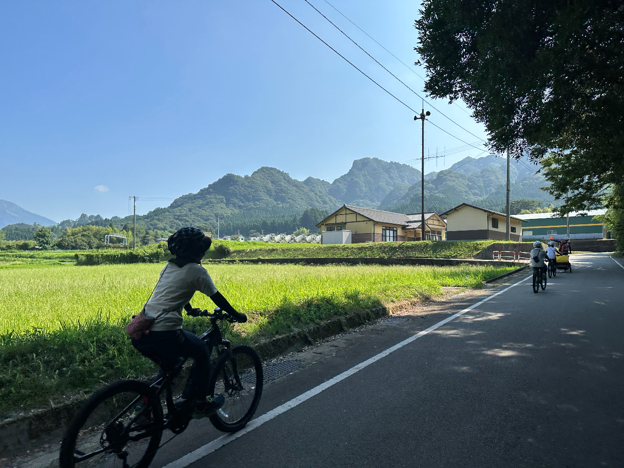 Eバイクでツアーを開始し、高森の田園風景をサイクリングします