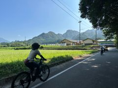 Eバイクでツアーを開始し、高森の田園風景をサイクリングします