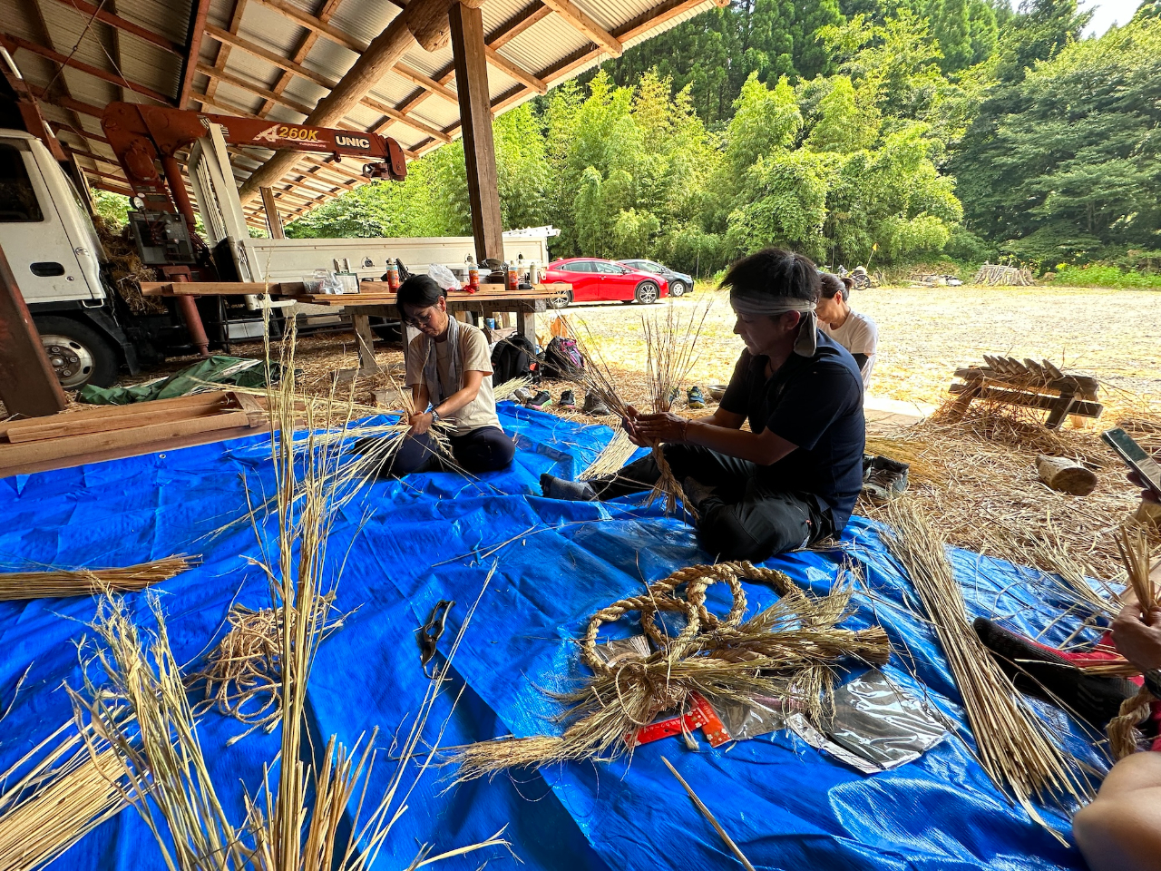 日本に数少ない茅葺職人の一人に会い、彼の家族とともに草原のススキを使って屋根や「しめ縄」などの伝統的な装飾品を作る技術を学びます