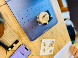 書いていただいた絵をレーザ刻印機を使ってウォーターボトルに刻印します。蓋の部分と、本体部分に刻印が可能です