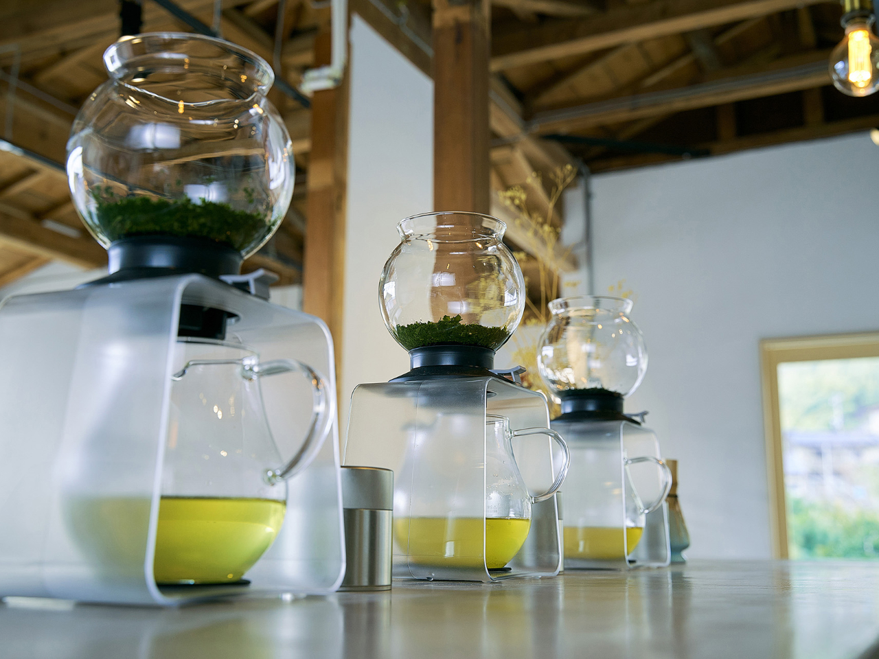 完成した器でプレミアム日本茶をお飲みいただきます。