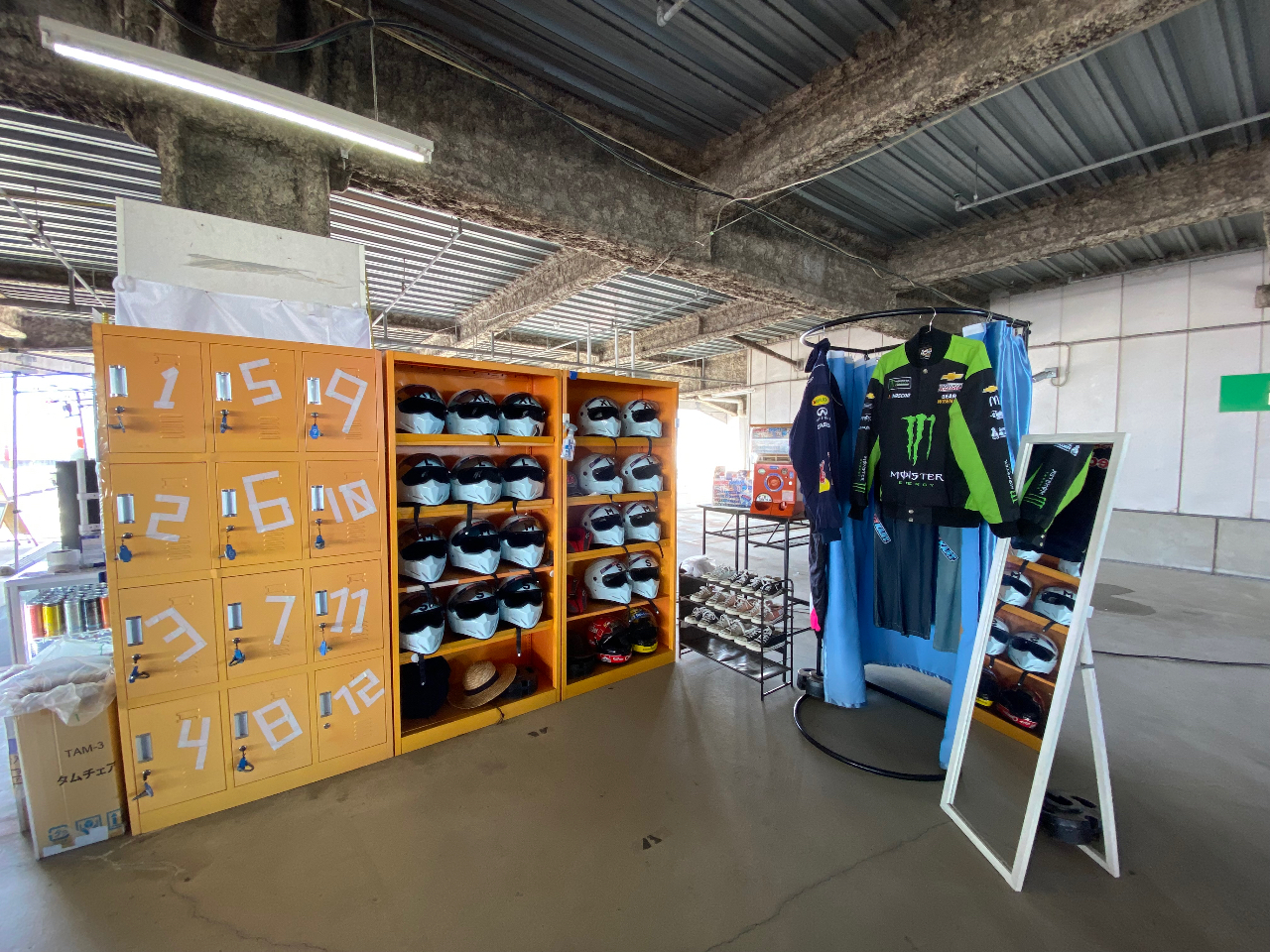 ロッカー・レンタルヘルメット完備