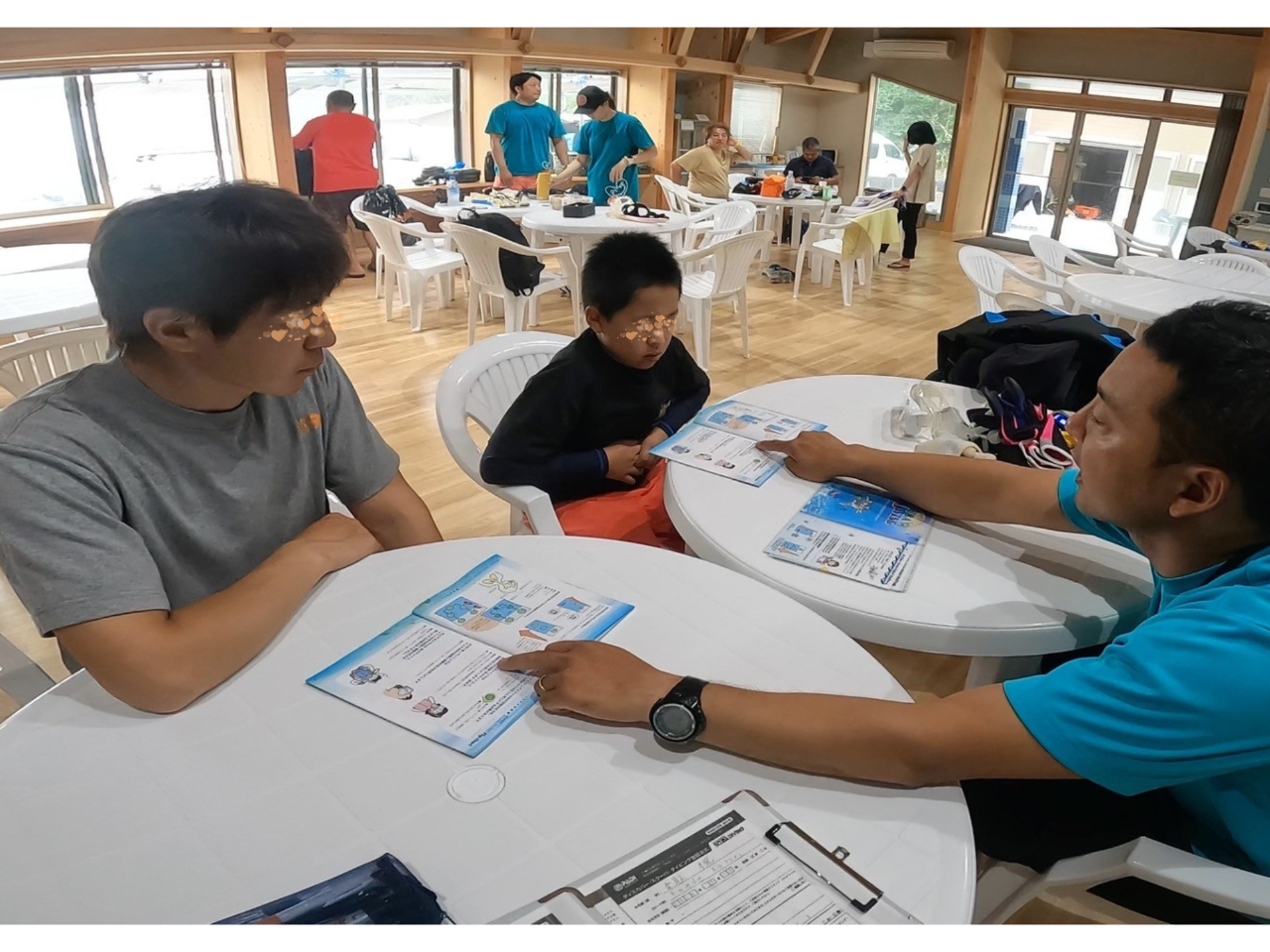 資料や実際の器材を使って分かりやすくご説明。理解してからなので安心ですね。