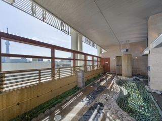 【ひすい露天風呂】露天風呂からはスカイツリー(R)を一望できます♪