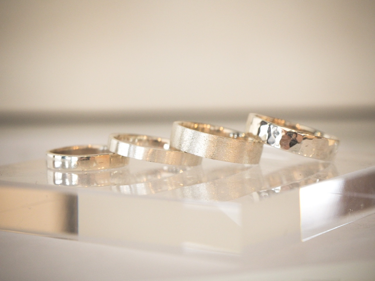 表面仕上げは4種類からお選びいただけます。 【左側から、ポリッシュ・マット・グリッター・つちめ】