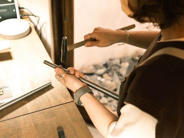 つちめ加工を選択された方には、金鎚を使ってリング表面に模様を付けていただきます♪