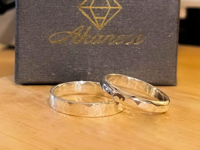 リングの形は2種類!左:平打ち(角のある四角の形)右:甲丸(角の取れた丸みのある形)