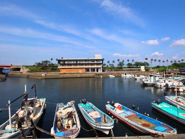 大分県別府市の小さな漁港に隣接された複合施設「スパ&レストラン亀川マリーナテラス」海に囲まれた立地での車中泊は非日常の空間を演出してくれます。