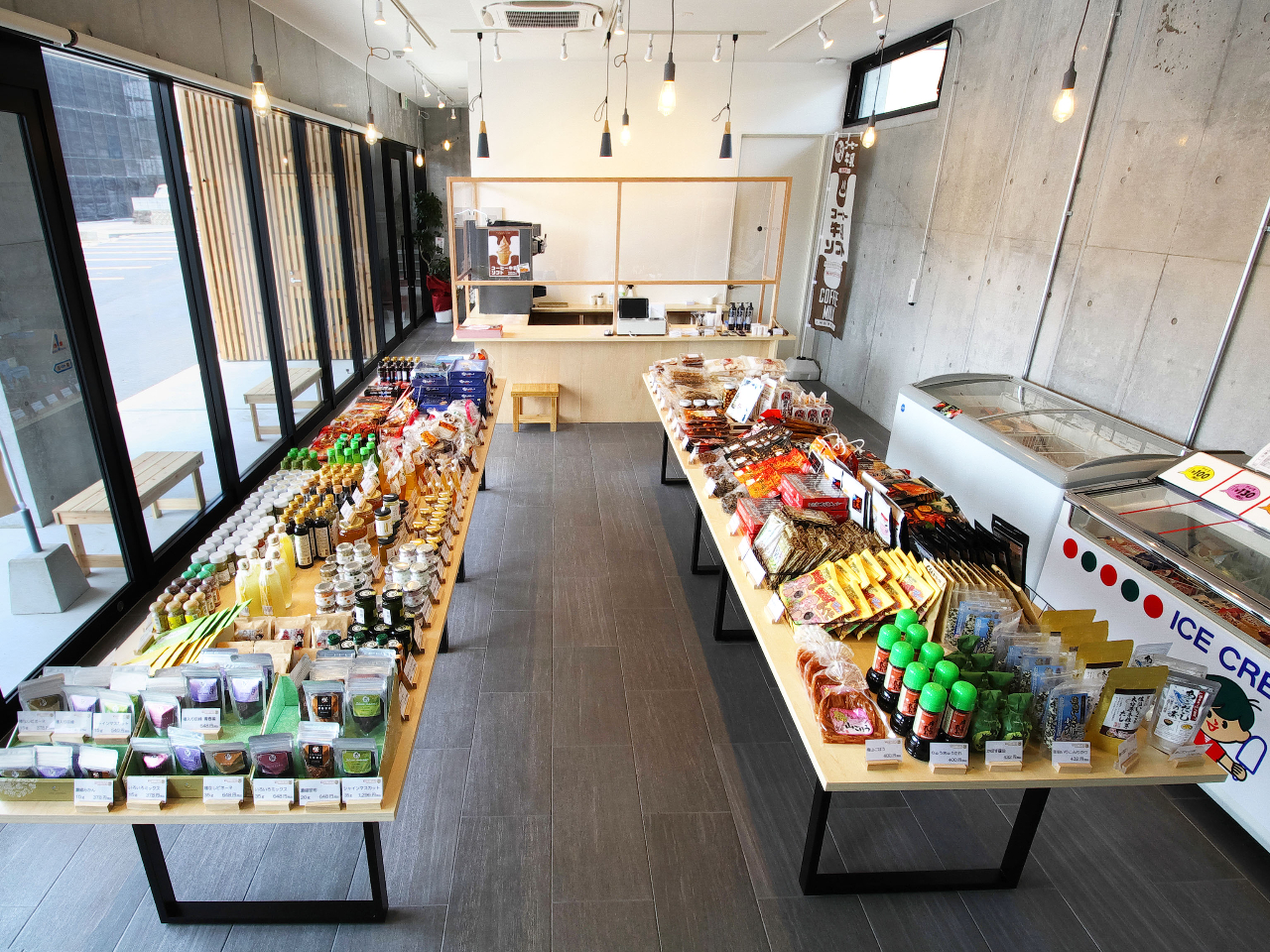 ショップも併設。釣り具も販売。