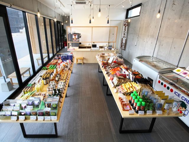 ショップも併設。釣り具も販売。