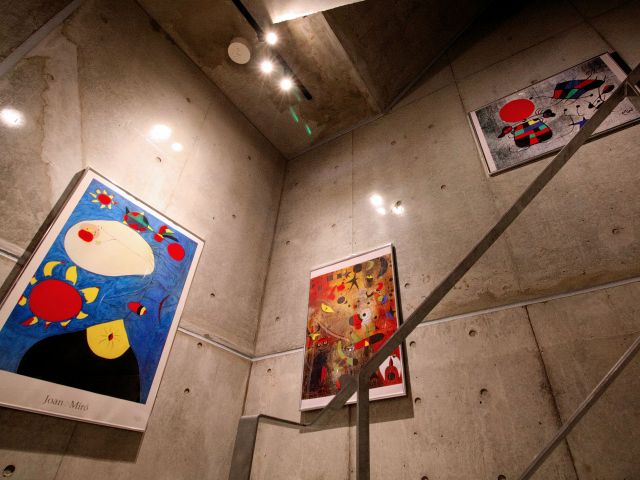 館内にはアートギャラリー。