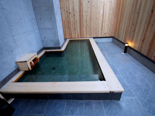 源泉かけ流し天然温泉。