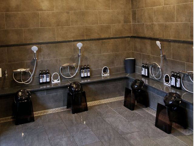 温泉内の洗い場。