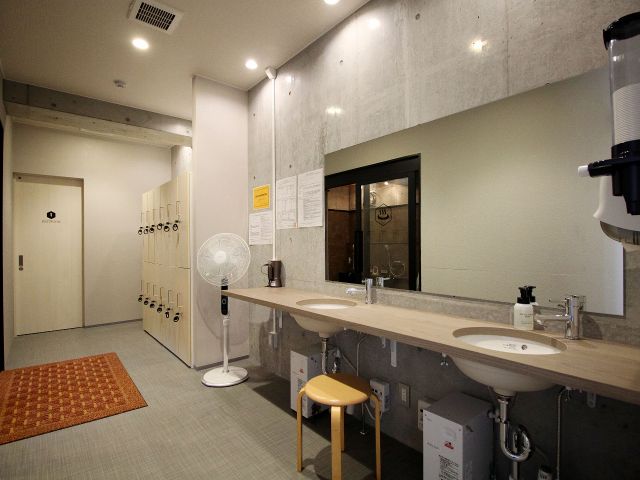 温泉の脱衣所。無料ロッカー有。ドライヤー有。