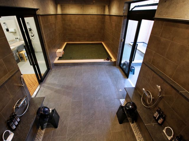 温泉内湯。4〜5名での入浴が可能。