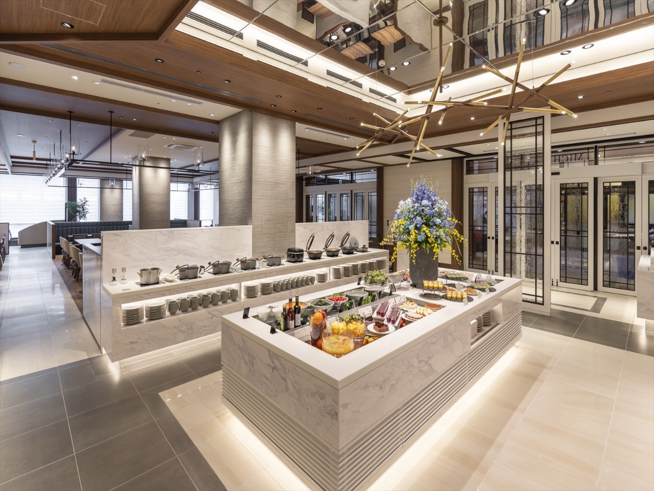 お料理を取る際はマスクと手袋の着用をお願い致します