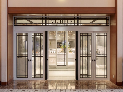 「ミケーラ」入口となります♪