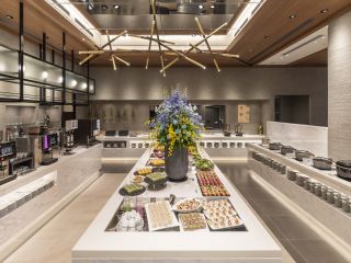 明るい店内のブッフェレストランミケーラ