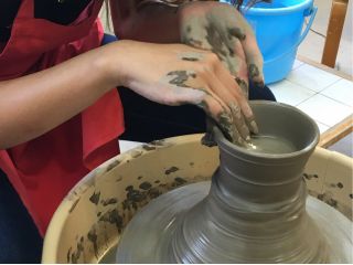 電動ロクロの回転力を使って作りたいカタチに土をのばしながら作品(湯呑・茶碗・鉢など)を1個作ります。