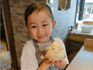 石臼でそばの実を碾いてそば粉を製粉。挽きたてのそば粉に少しずつ水を加えながら混ぜていきしっかり練り上げます。