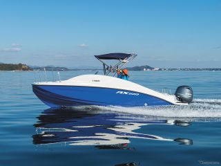 カッコイイ青いモーターボートで利根川を疾走!爽快感を味わって♪