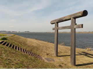 利根川沿いに悠然と立つ香取神宮の一の鳥居、通称「津宮の鳥居」。船の上から見れる貴重な体験を!